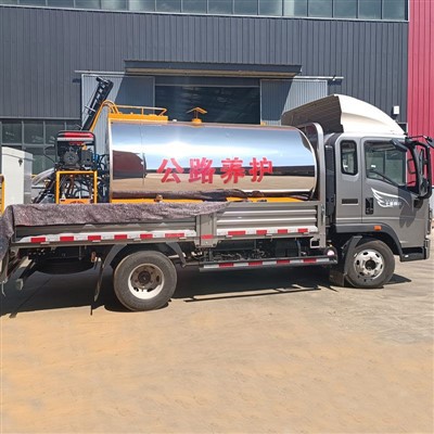 Asphalt Distributor Truck